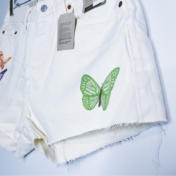 Levi’s - Cream Butterfly Shorts - Picture 3 of 5
